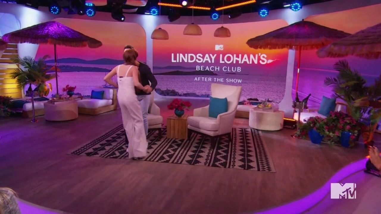 LohanBeachClubAftershow-S01E01_008.jpg